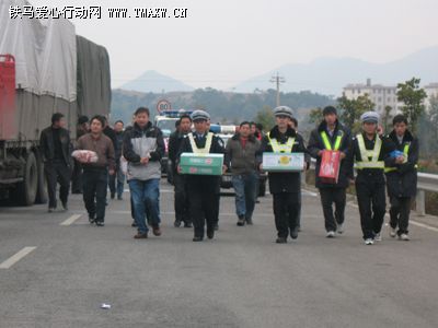 会泽县迤车镇高速公路爱心救助现场暖人心